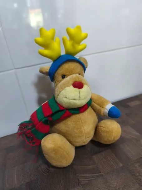 Pelucia Alce Musical Natalino com cachecol
