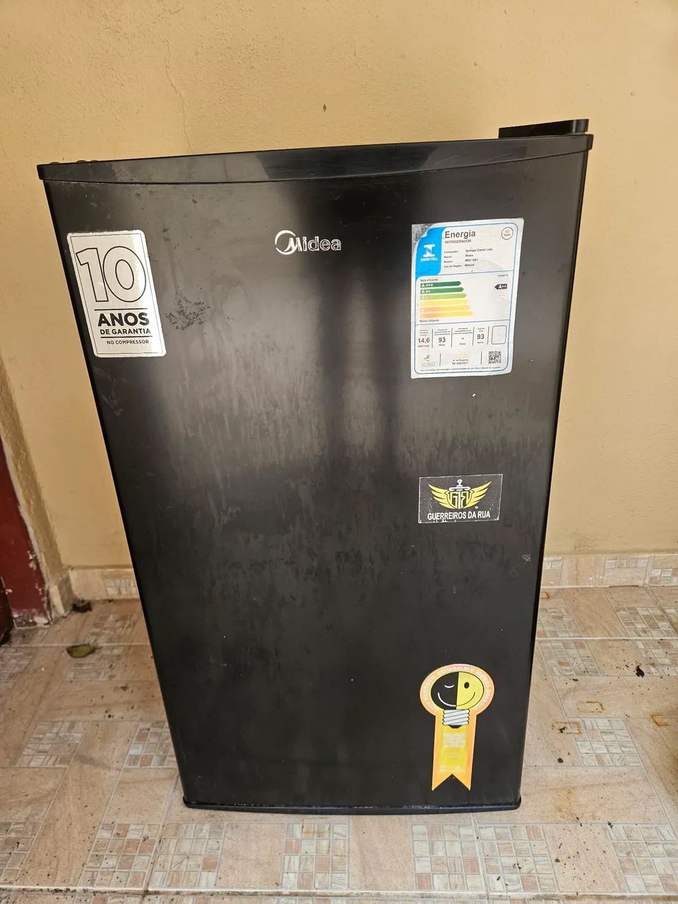 Frigobar Midea 93L Preto 127v