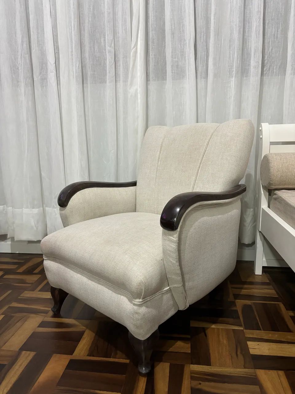 Poltrona de madeira maciça, com molas,  antiga, linho. - Foto 3