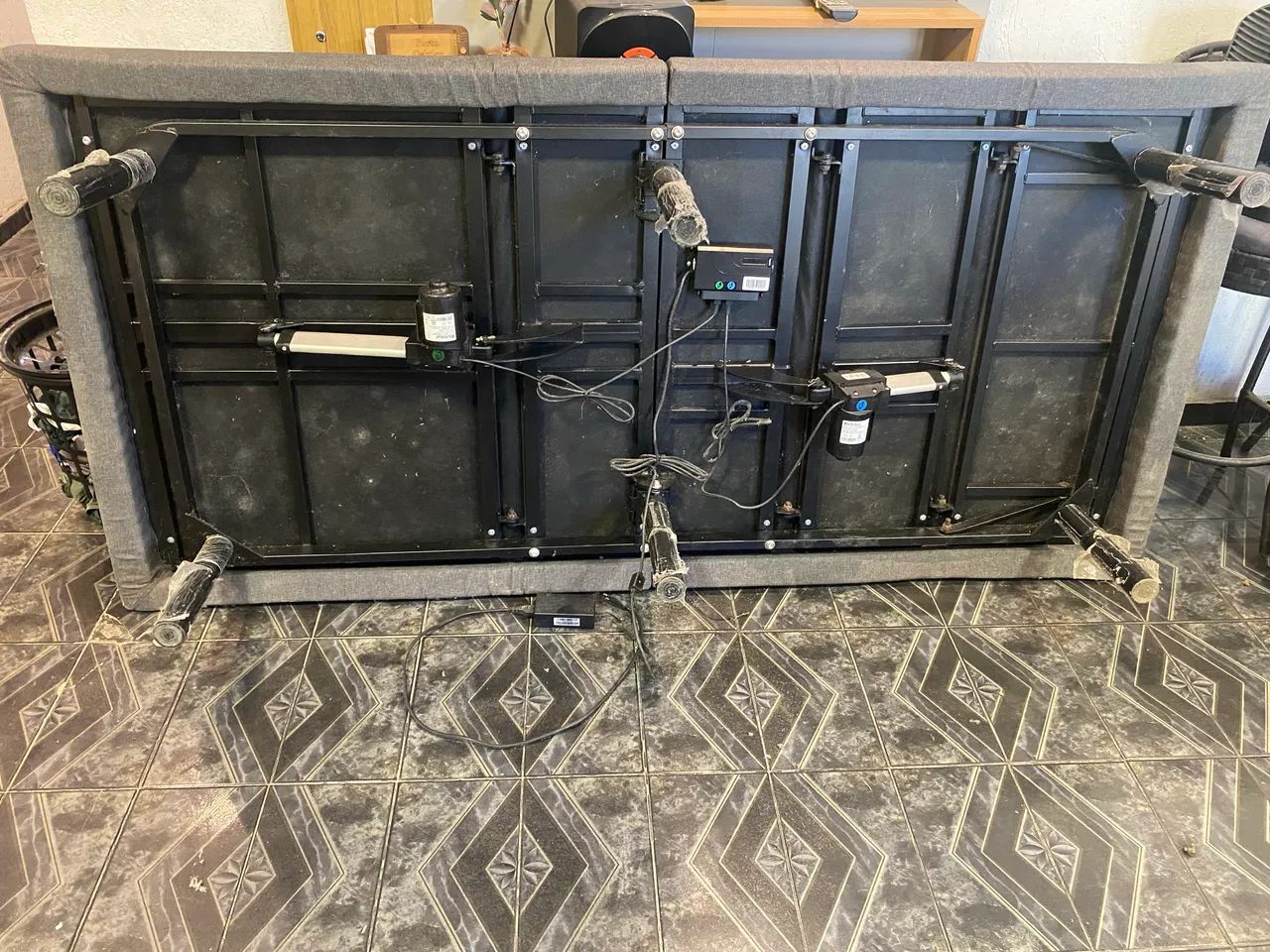 Cama articulada com motor
