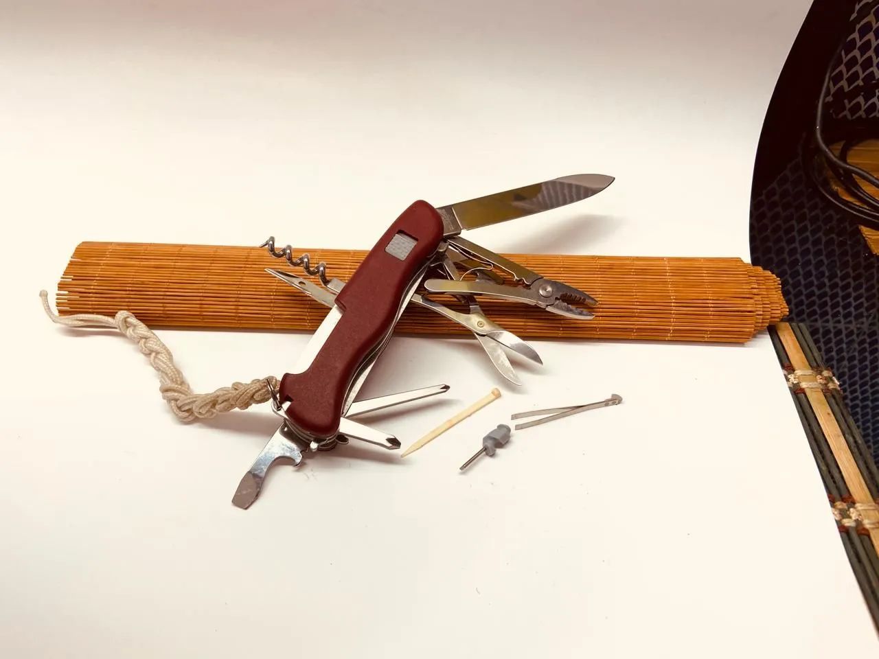 Canivete Victorinox Work Champ com Capa de couro 21 funções<br> - Foto 2