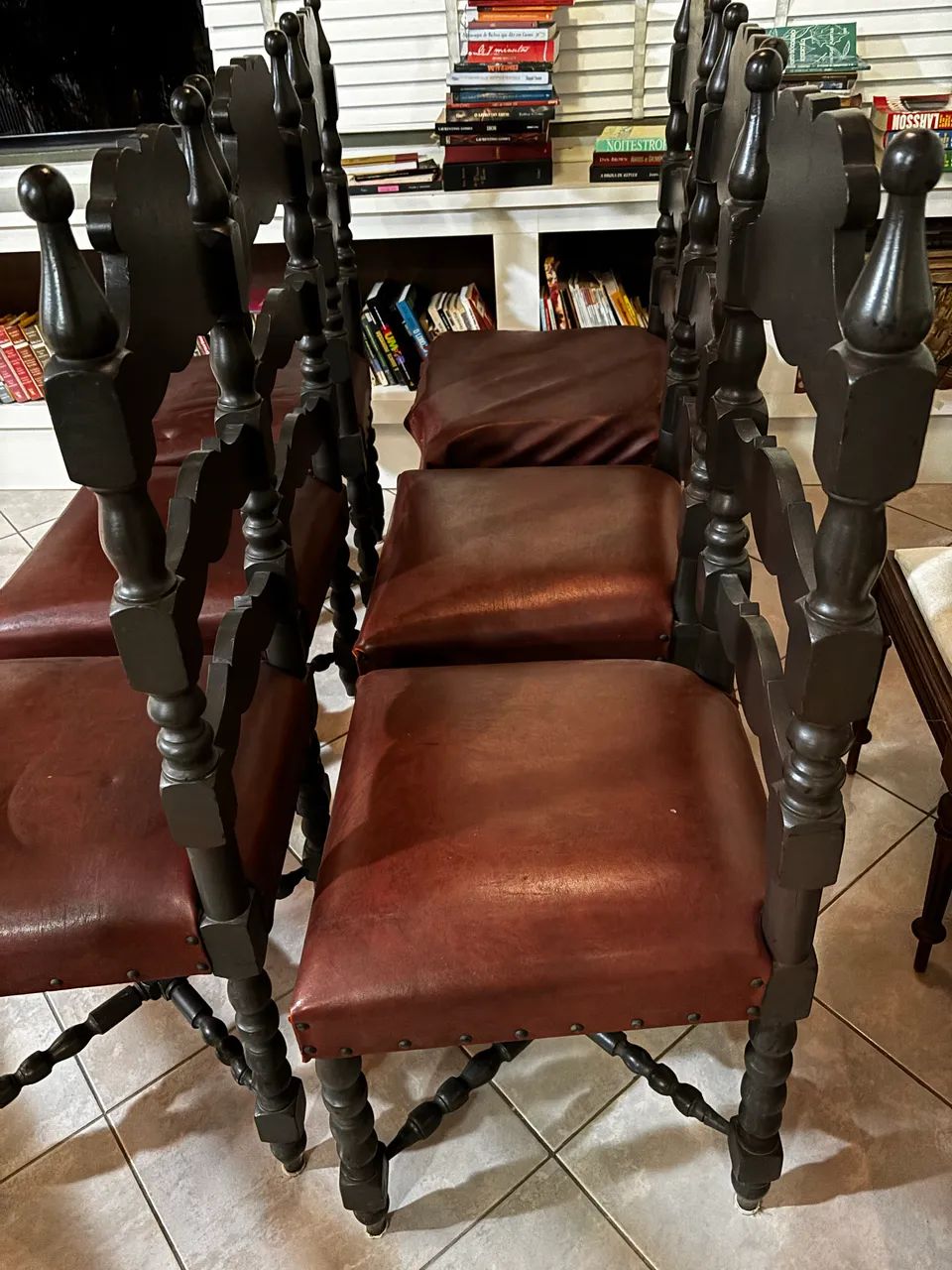 Conjunto 6 cadeiras madeira maciça - estilo colonial - Foto 5