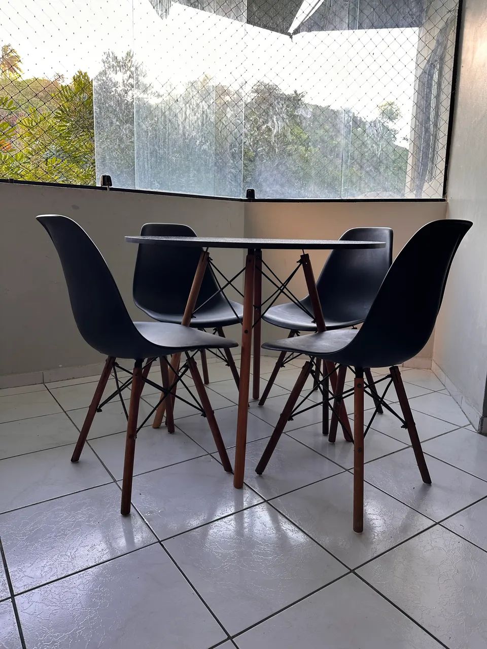 Mesa de jantar Eames 90cm c/4 cadeiras - Foto 4