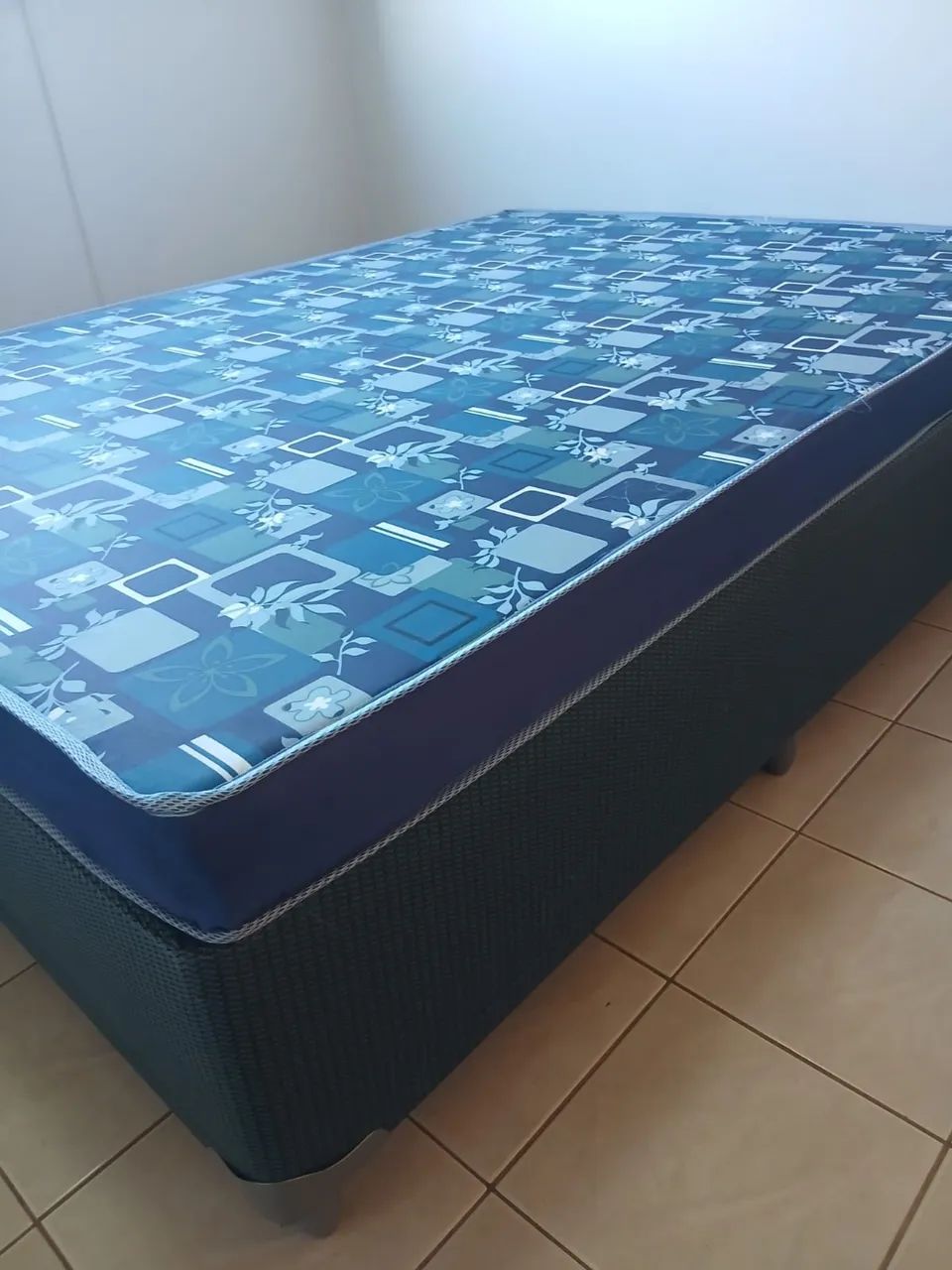 Cama box semi nova 