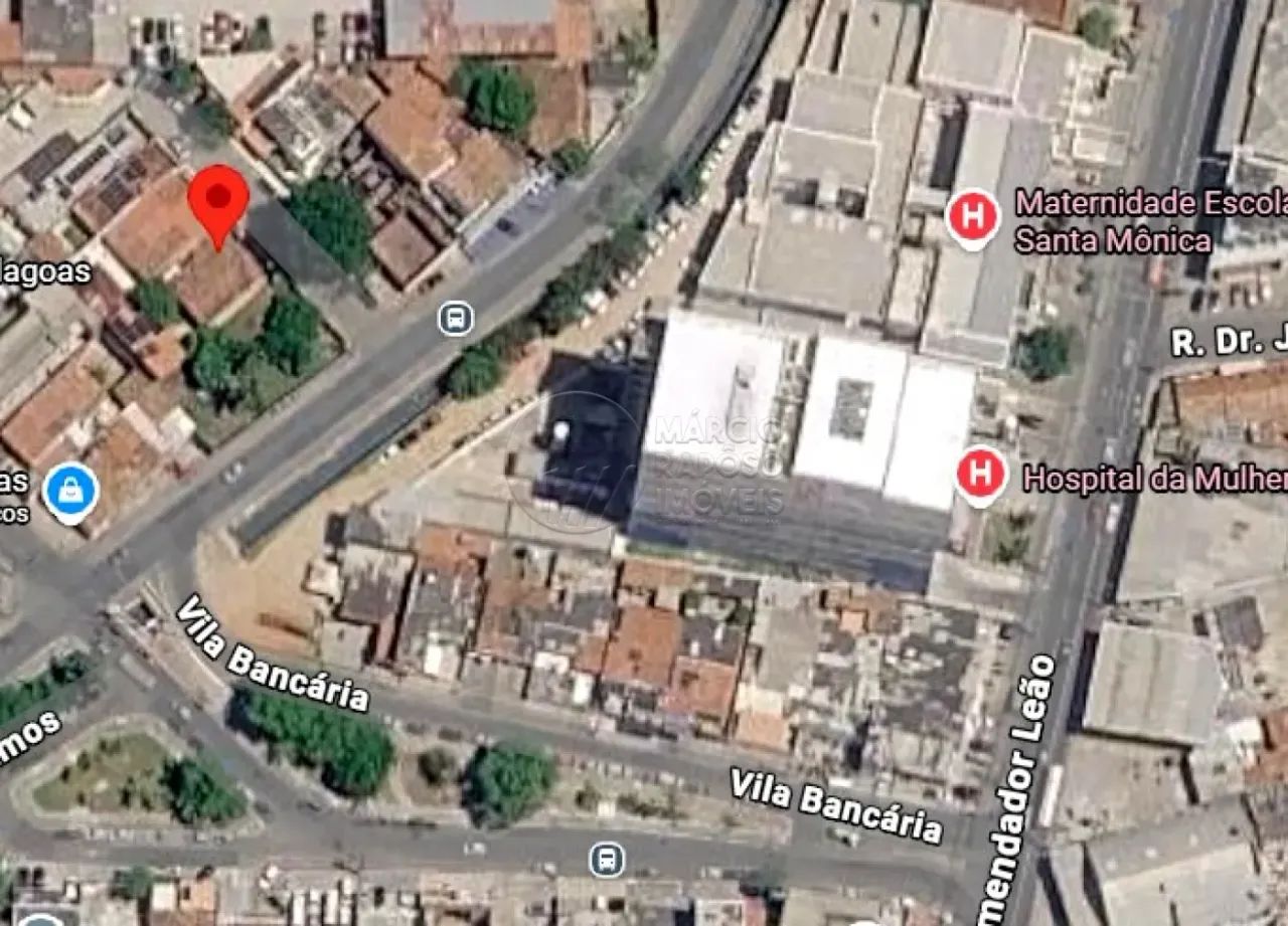 Casa de Esquina com 6 Quartos e Jardim à venda No Poço