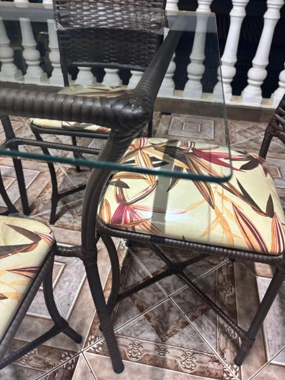 Mesa quadrada com 4 cadeiras.  - Foto 4