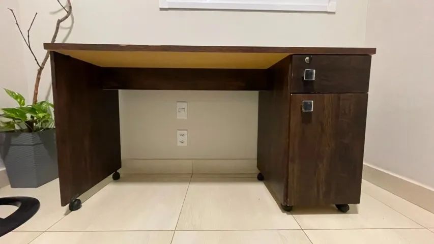 Mesa de Escritório 1,37m com Gaveta e Chave - R$ 180,00