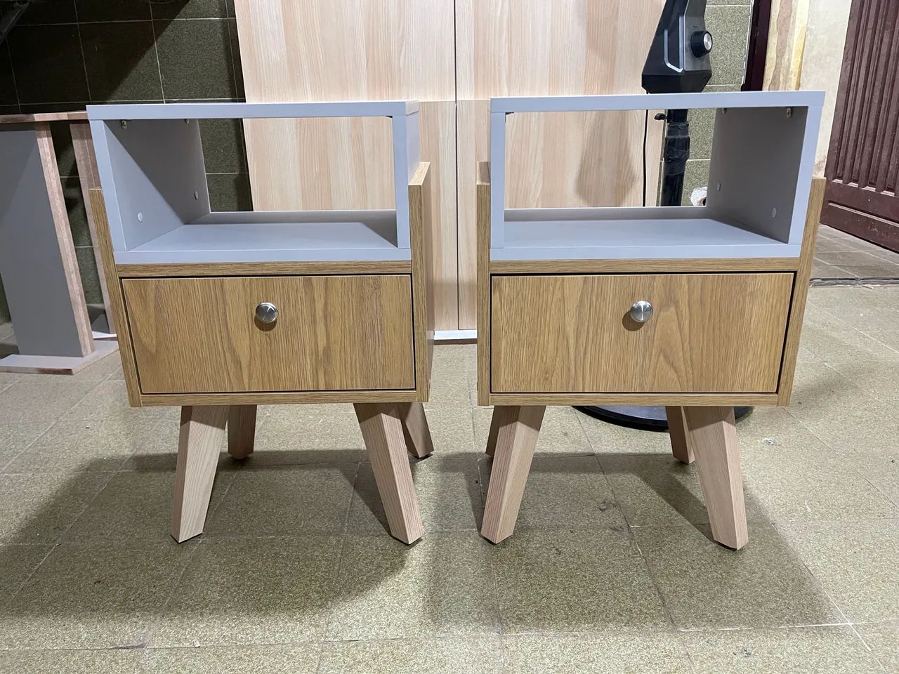 Mesa de cabeceira com gaveta o par  - Foto 2