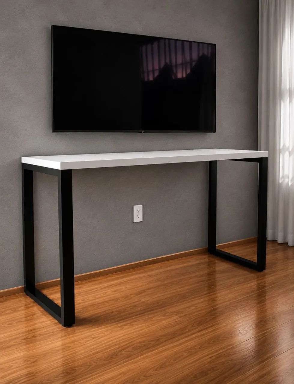 Mesa de Escritório em MDF e Estrutura de Metal