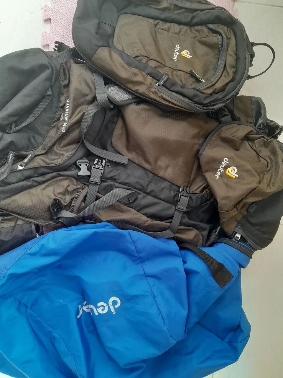 Mochila cargueira trilha deuter quantum 55+10 litros  - Foto 3