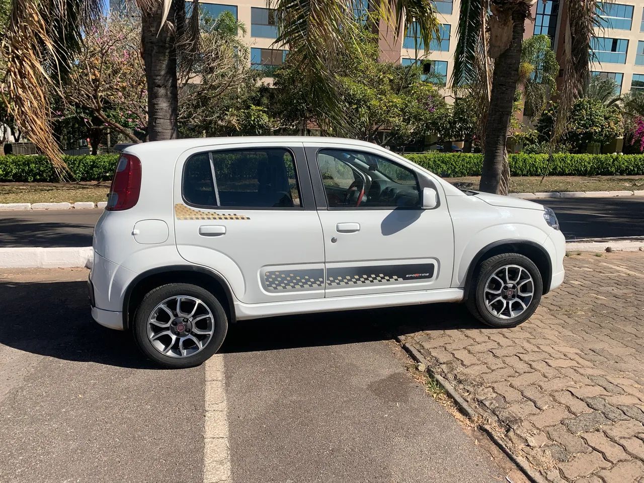 Fiat Uno Sporting 1.4 EVO Fire Flex 8V 4P 2013 - Foto 3