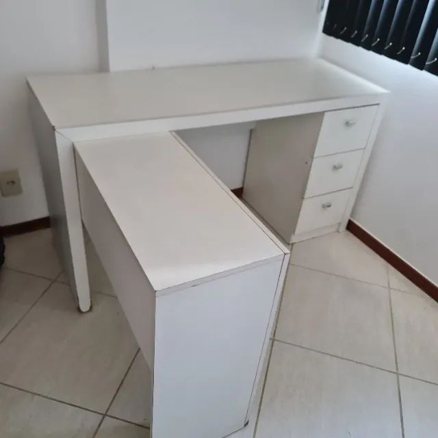 Mesa de escritório em L com 3 gavetas