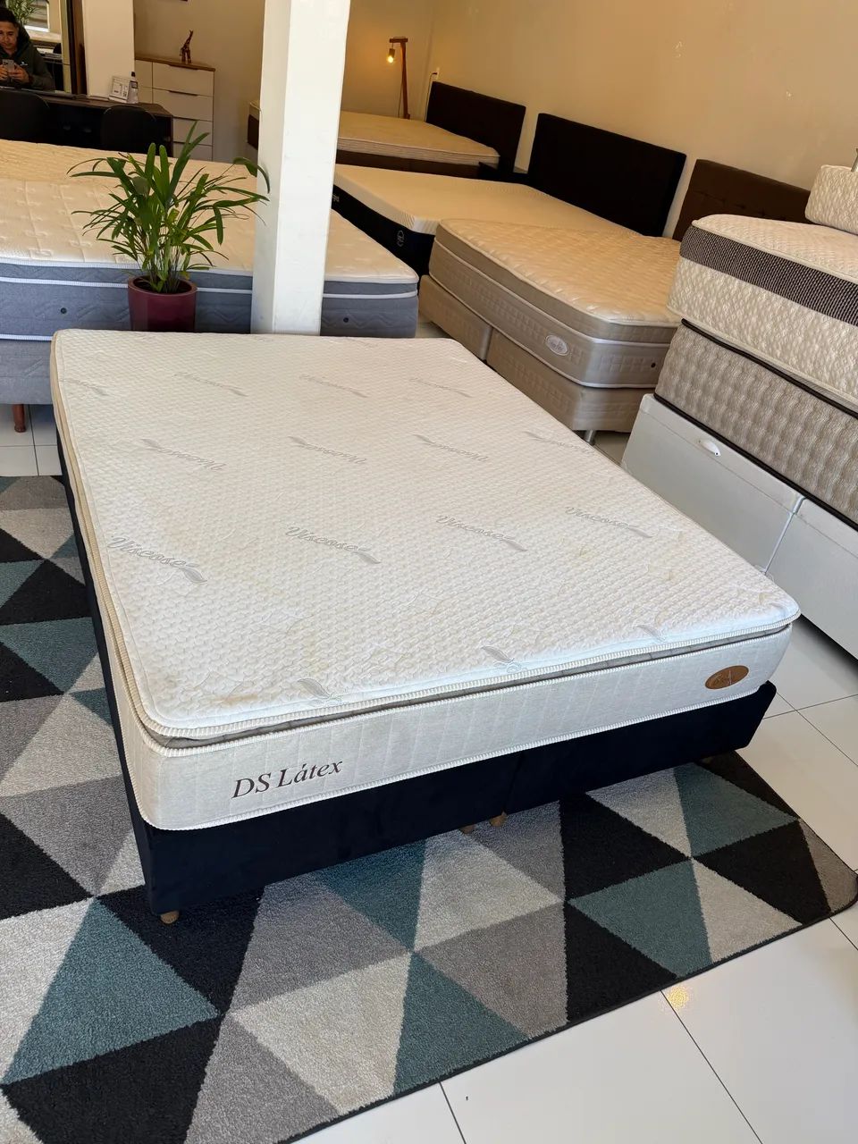 Cama box Queen com colchão latex  - Foto 4