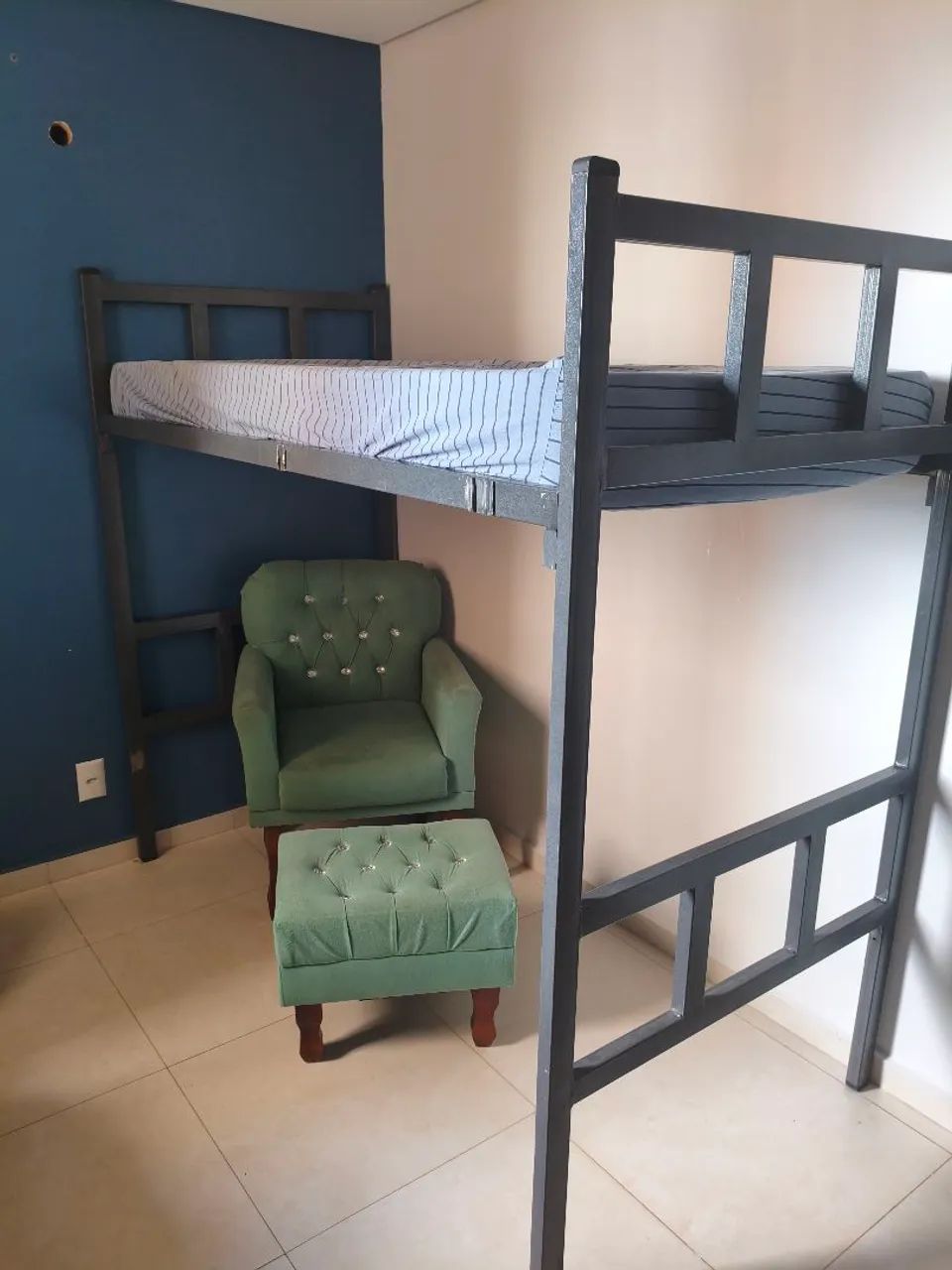 Cama suspensa (parte de cima de beliche - ferro)