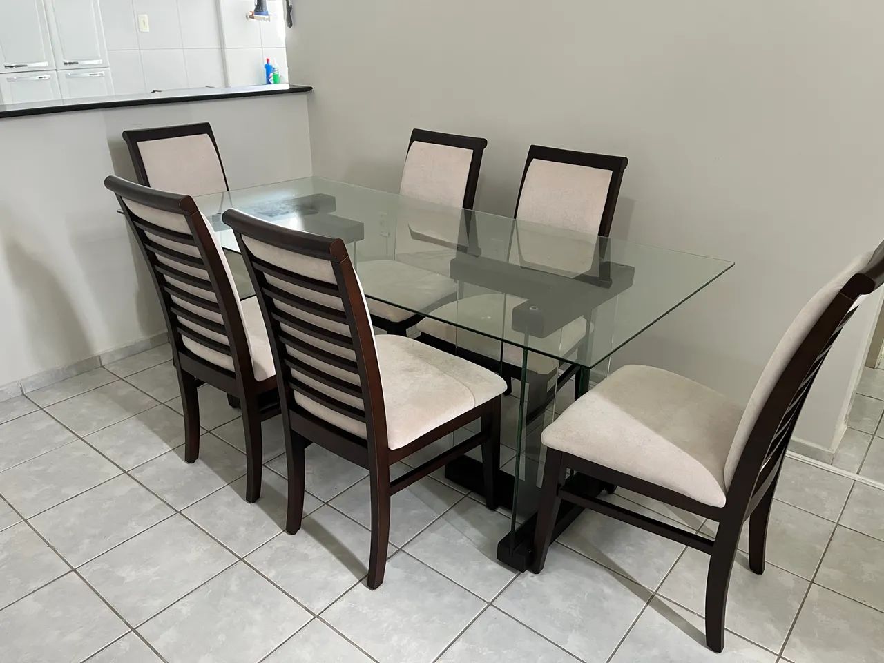 Mesa de jantar Jacauna com 06 cadeiras 