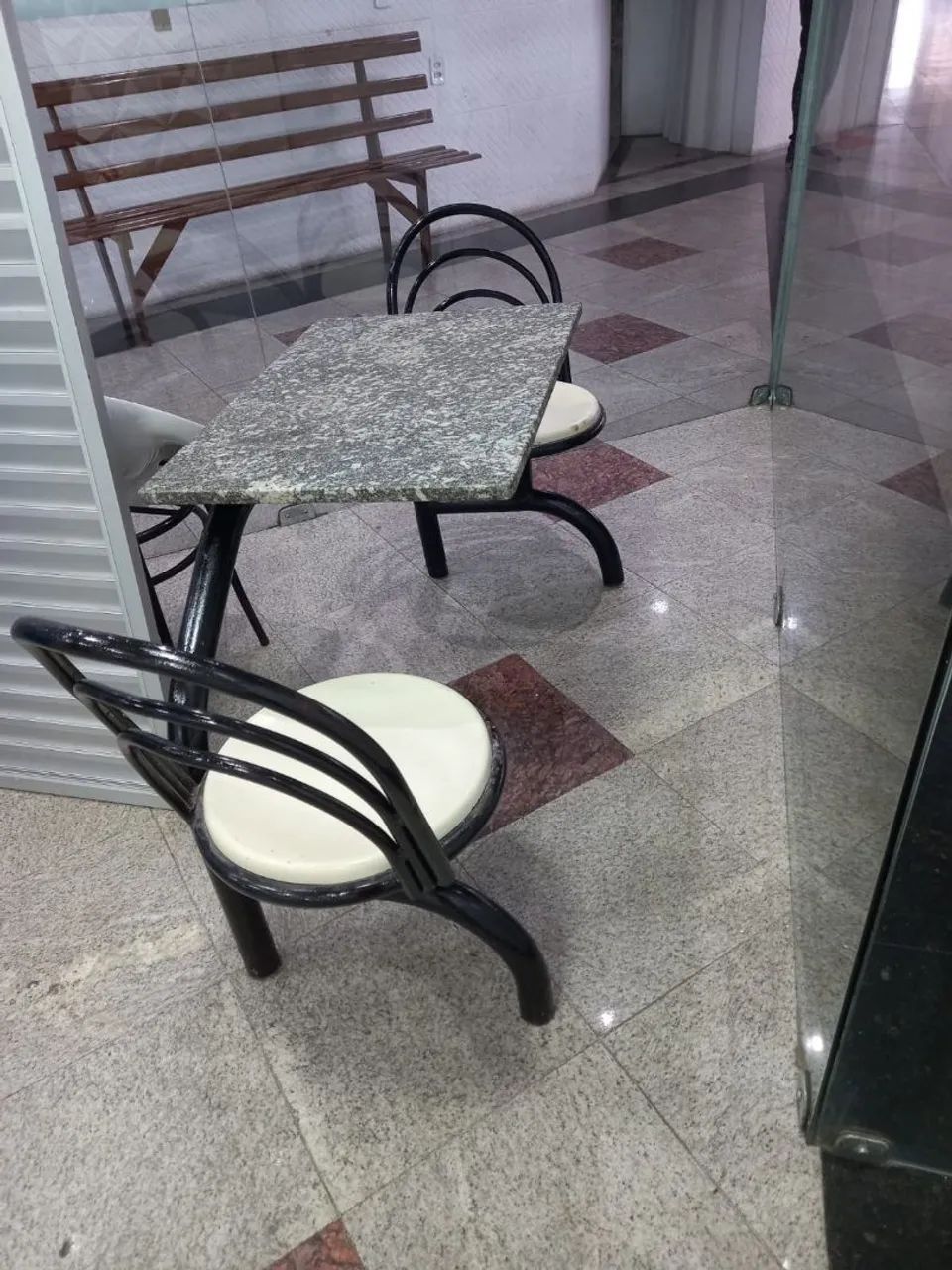 Mesa de refeitório com duas cadeiras