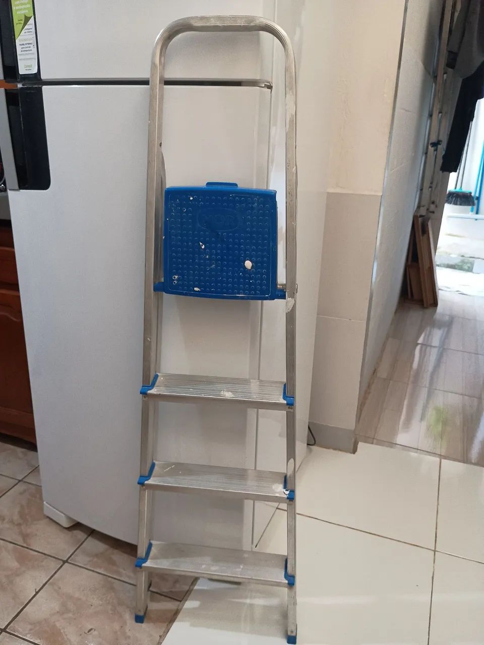 Escada de alumínio com 4 degraus 