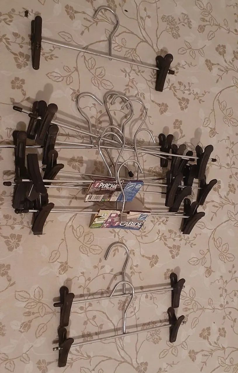 Cabides em Metal Cromado com Presilhas São 13 CABIDES. - Foto 5
