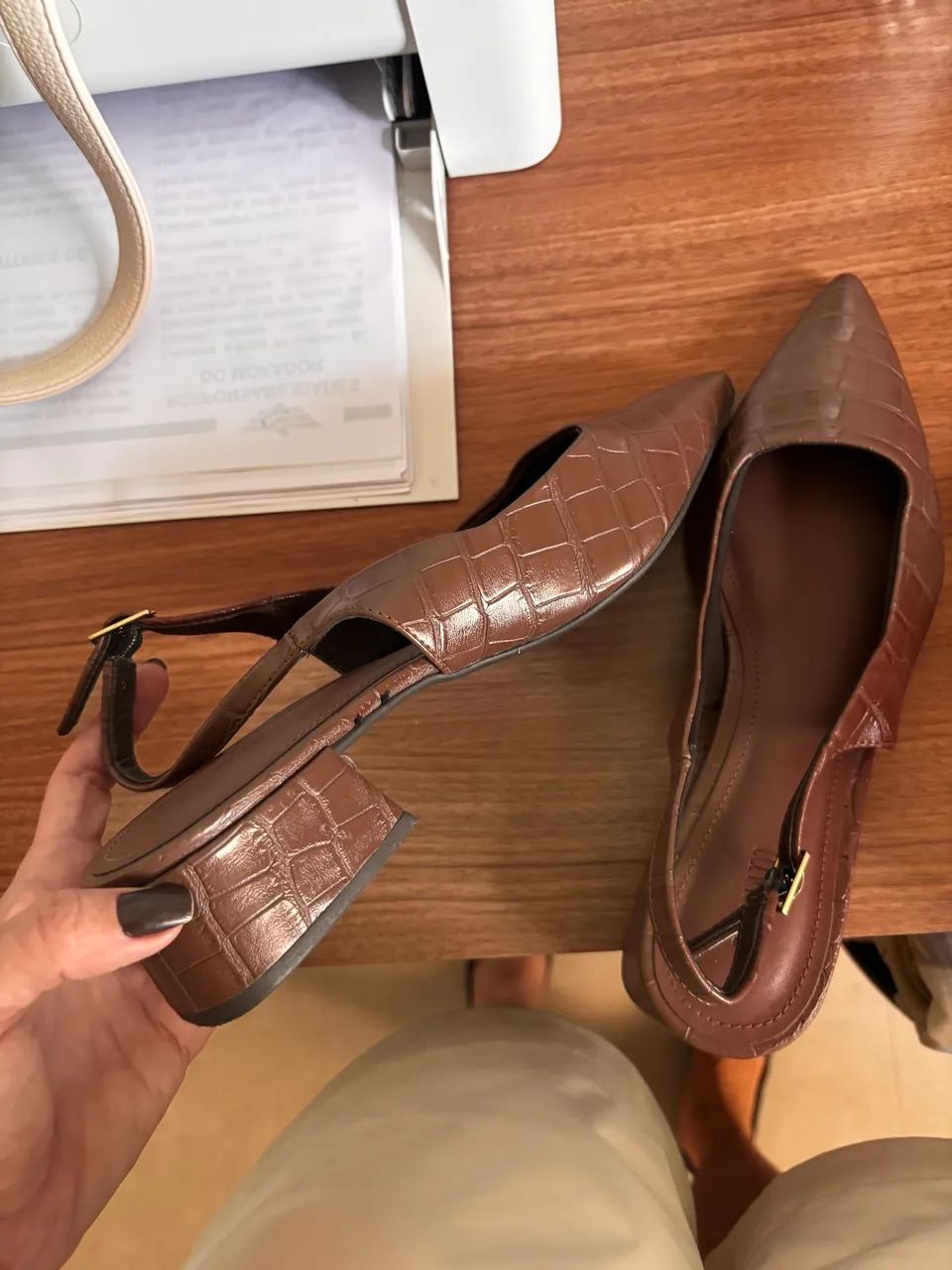 Scarpin em PU com estampa croco - Foto 5