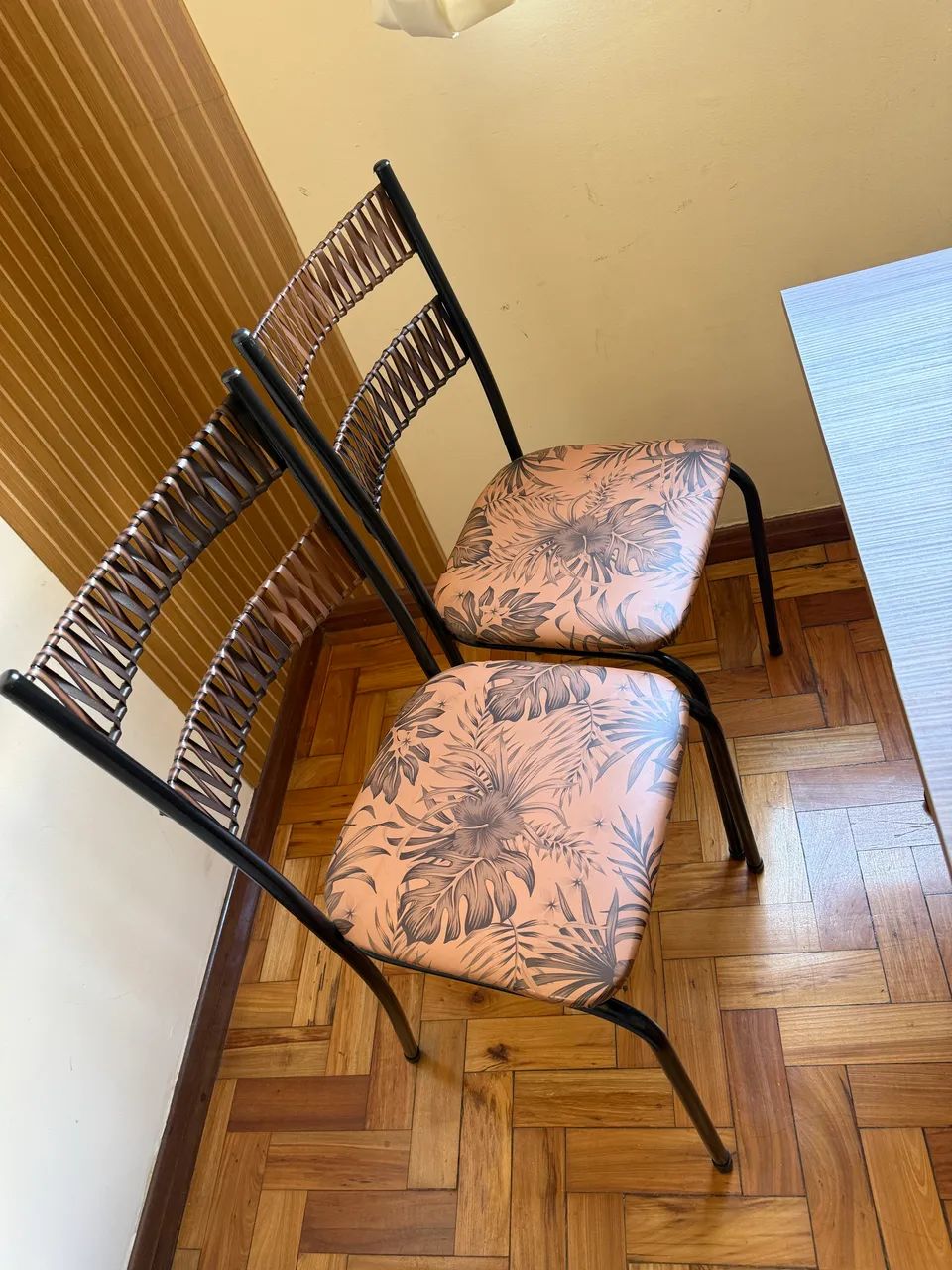 Mesa 70cm com 04 cadeiras  - Foto 3