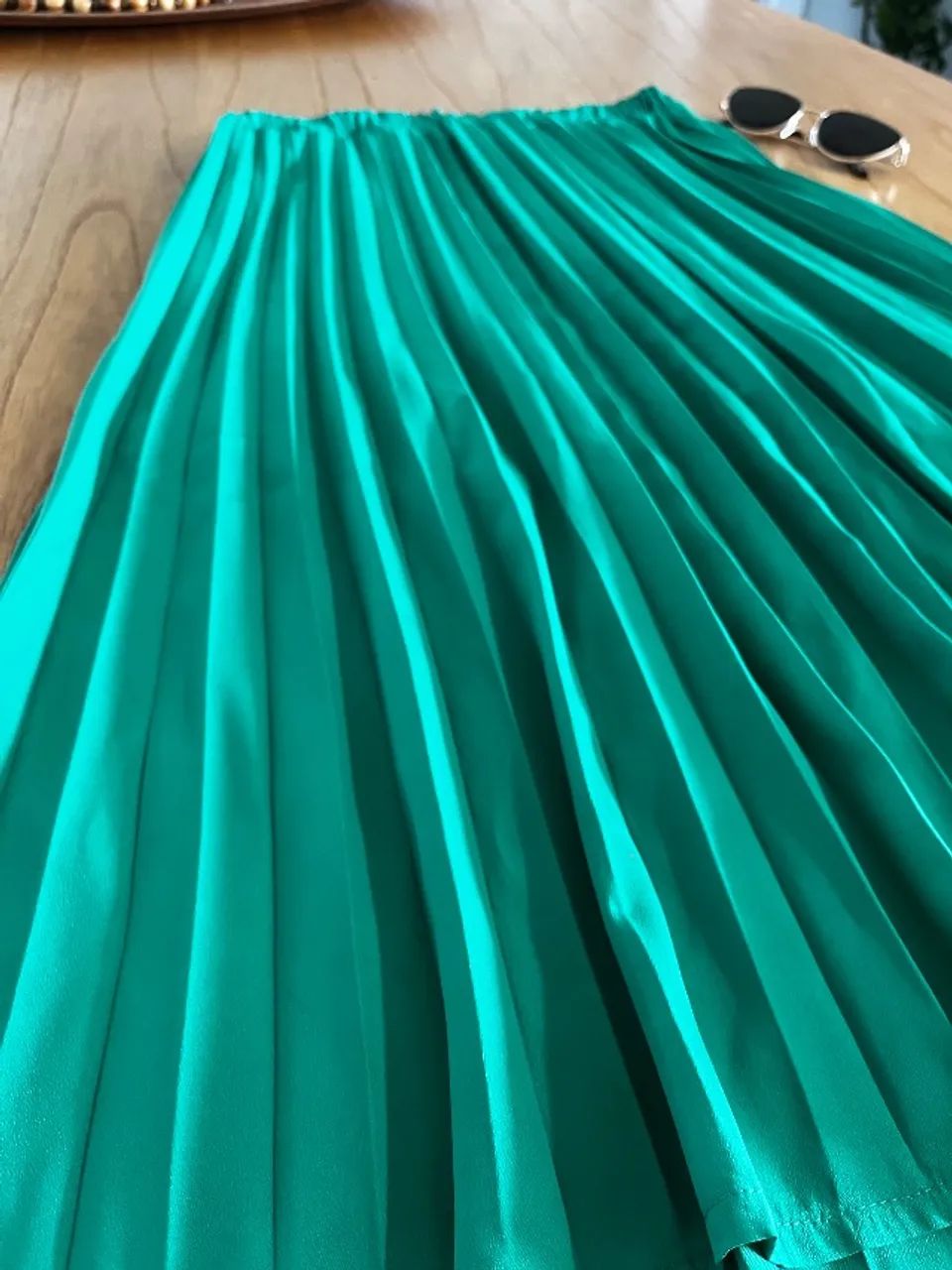 saia midi plissada verde esmeralda | chic e sofisticada - Foto 2