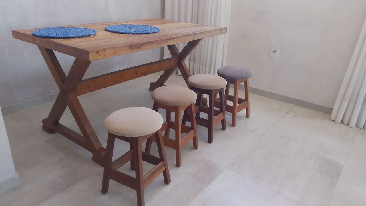 Venda de mesa de madeira e bancos - Foto 2