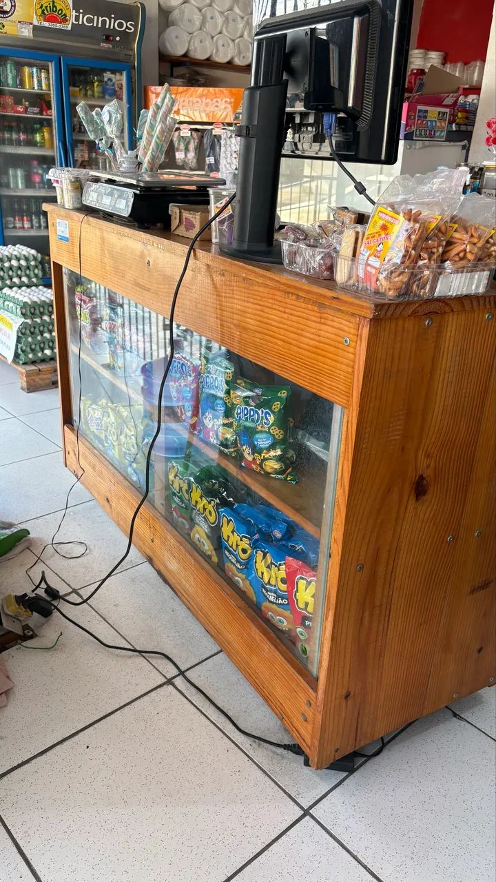 Balcão em pinus com gavetas e vitrine 