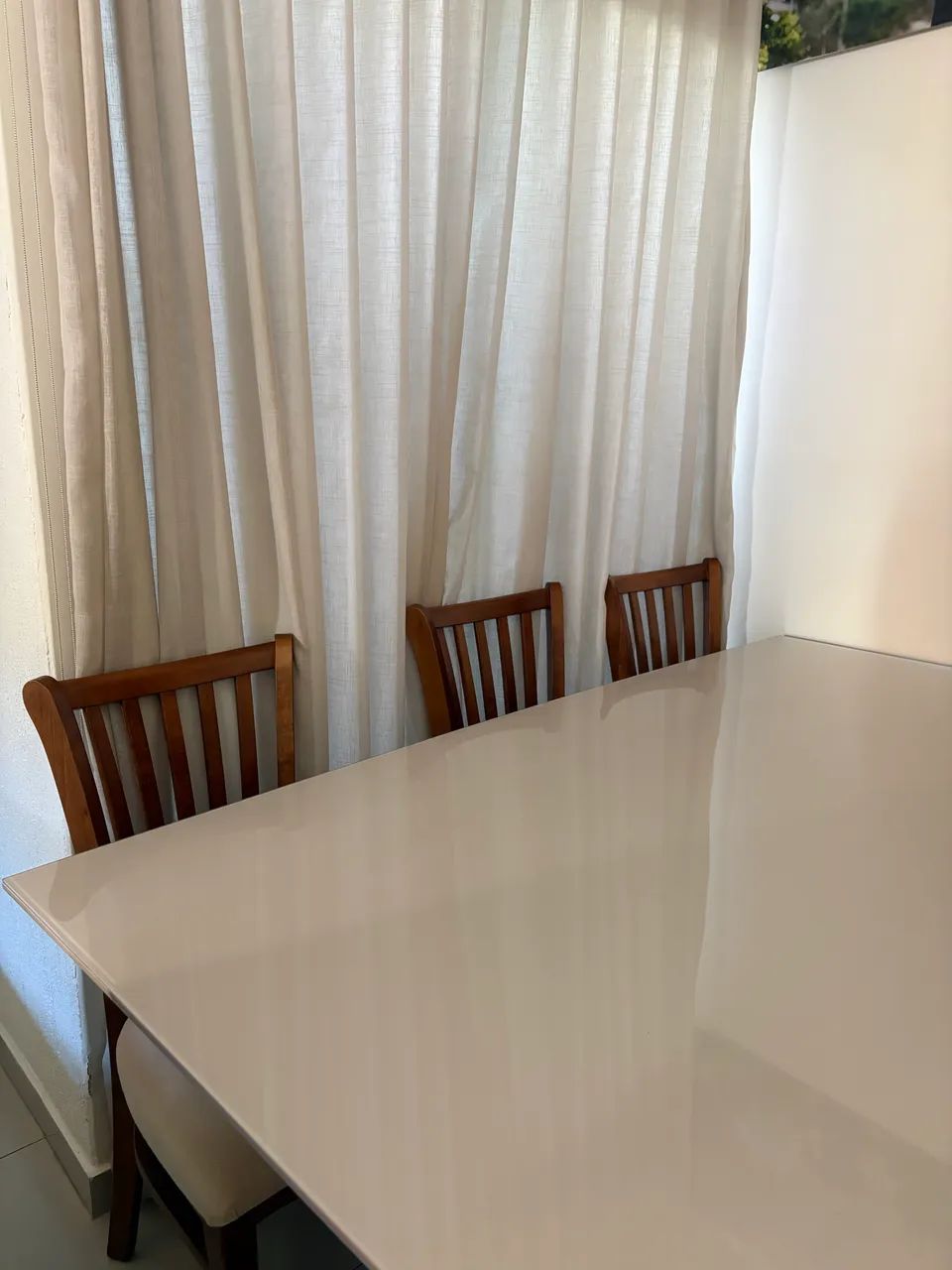 Mesa de Madeira Maciça com Tampo Branco de Vidro - Foto 2