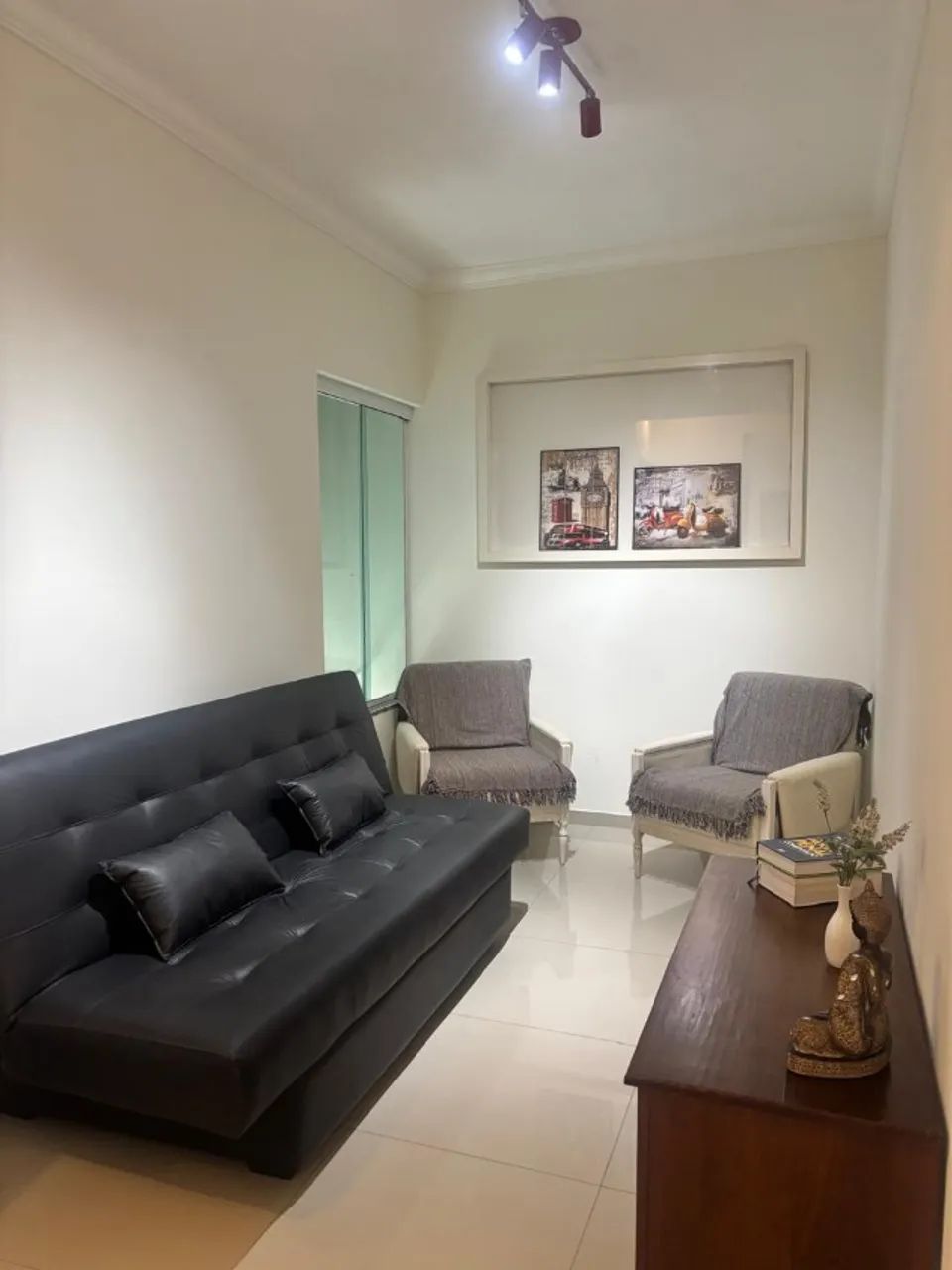 Apartamento completo, mobiliado, com garagem coberta e excelente localização nos Ingleses. - Foto 3