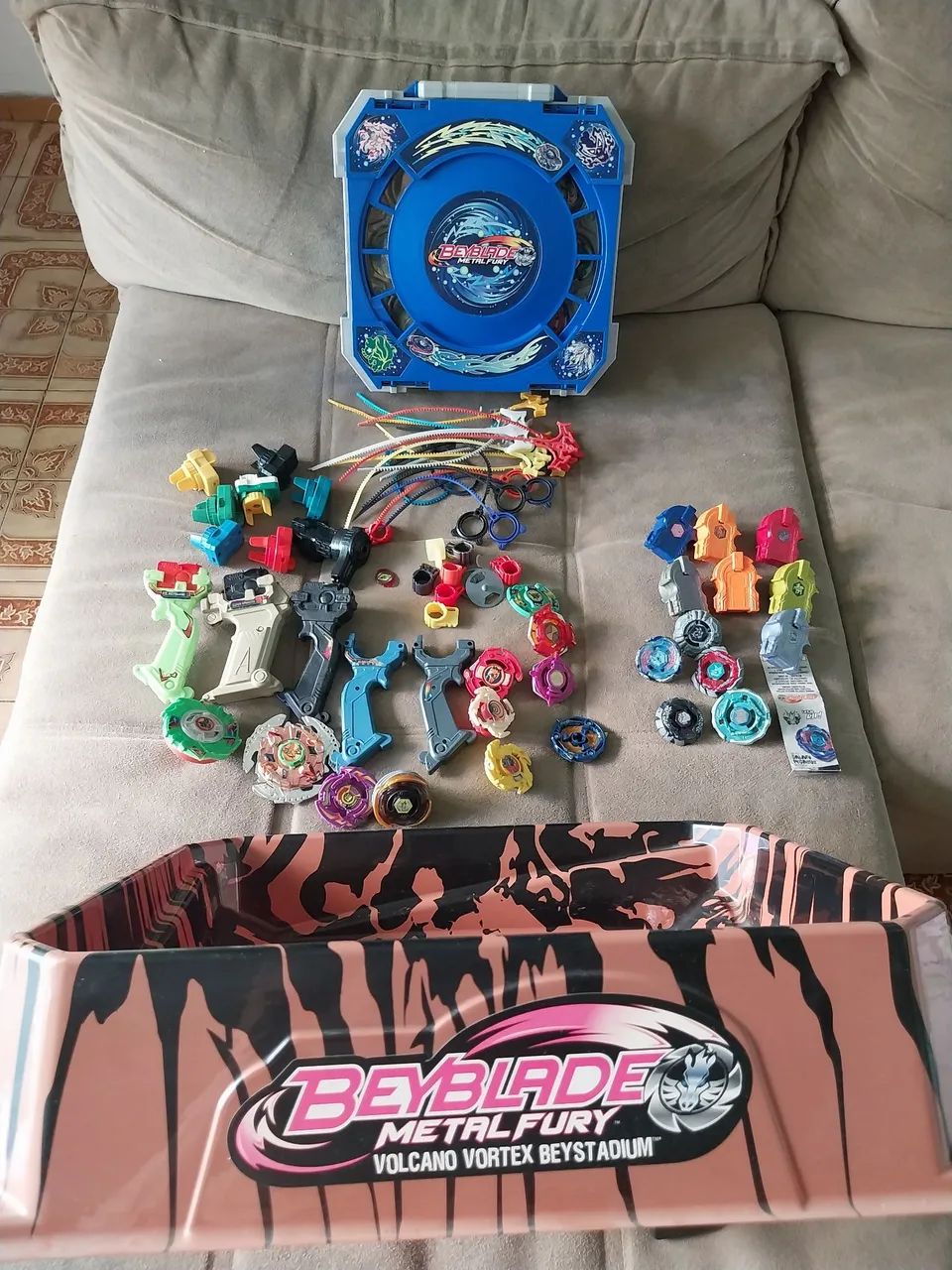 BeyBlade, Maleta, Arena, peões e  suportes.