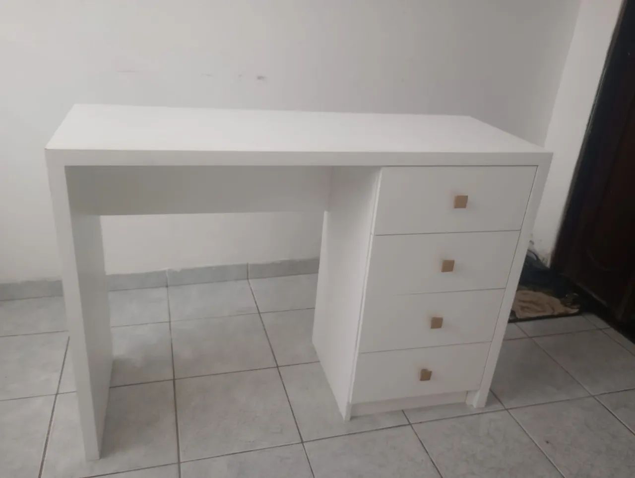 Escrivaninha toda em MDF