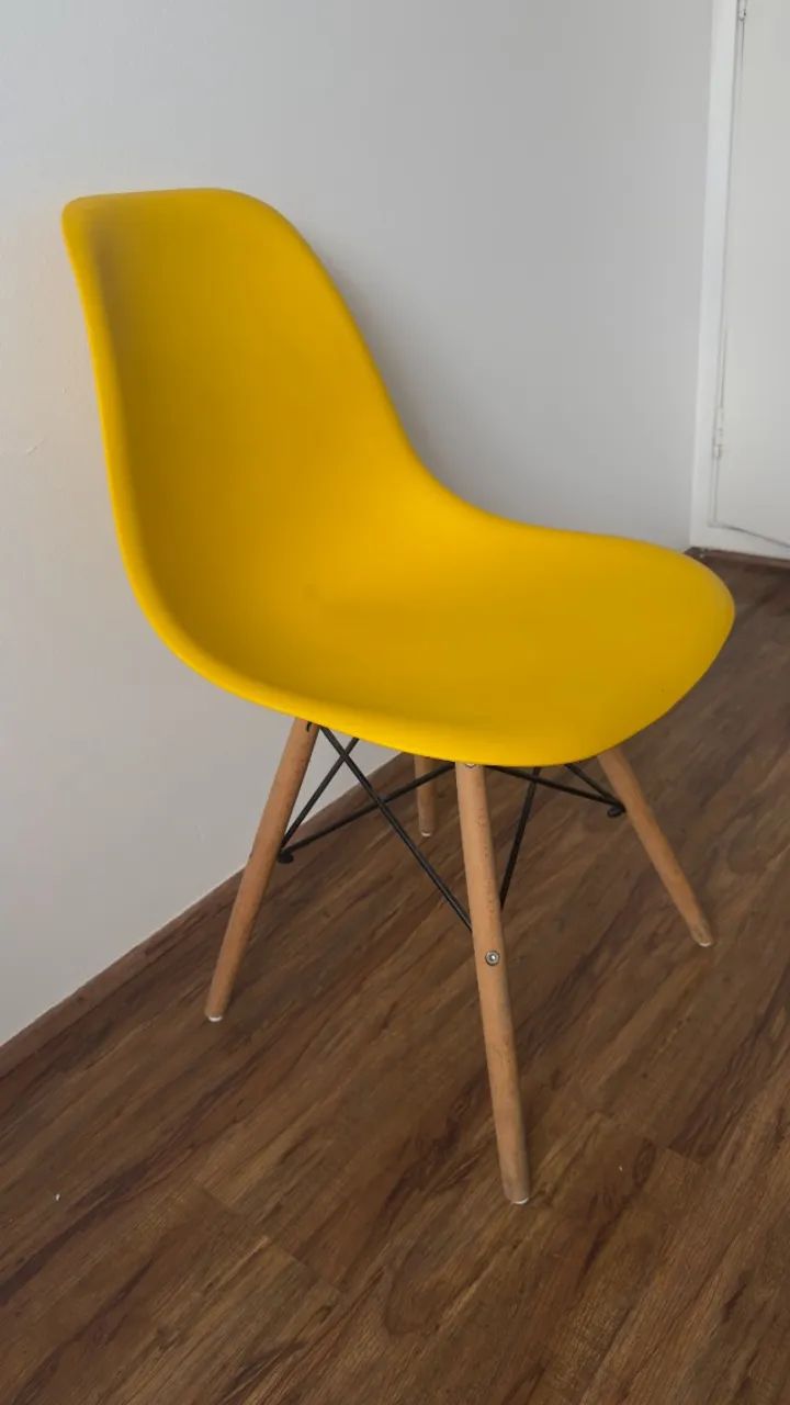 2x Cadeiras Charles Eames Wood Amarela - Foto 3