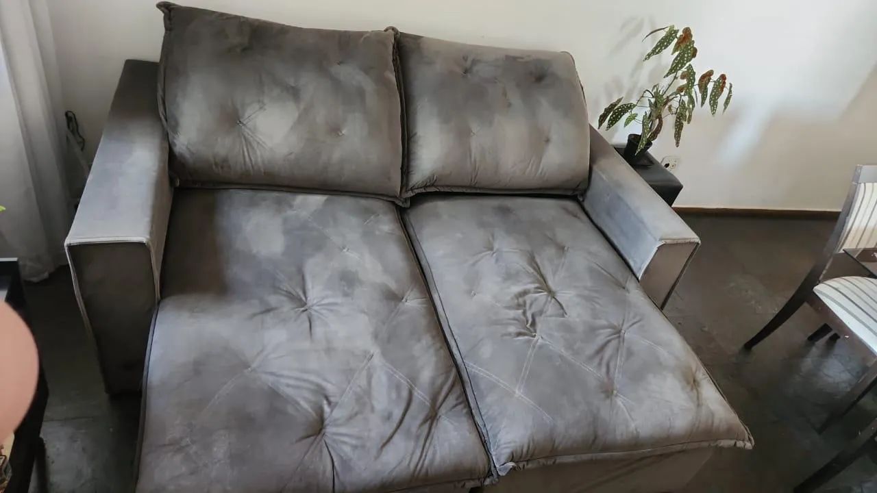 Vende-se sofá retrátil 2 m cinza brinde 2 quadros  - Foto 2