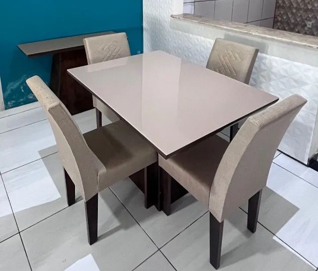 Mesa de jantar e aparador