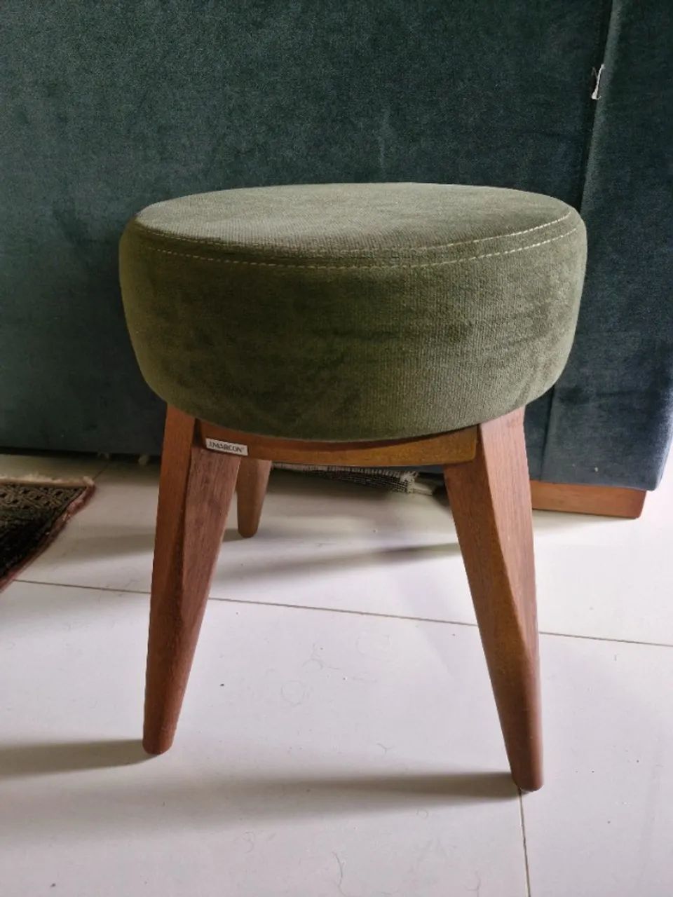 Banqueta cor verde com pés em madeira - Foto 3