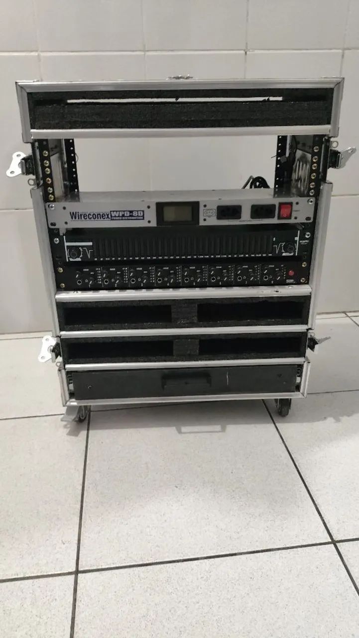 Rack de periféricos com aparelhos 