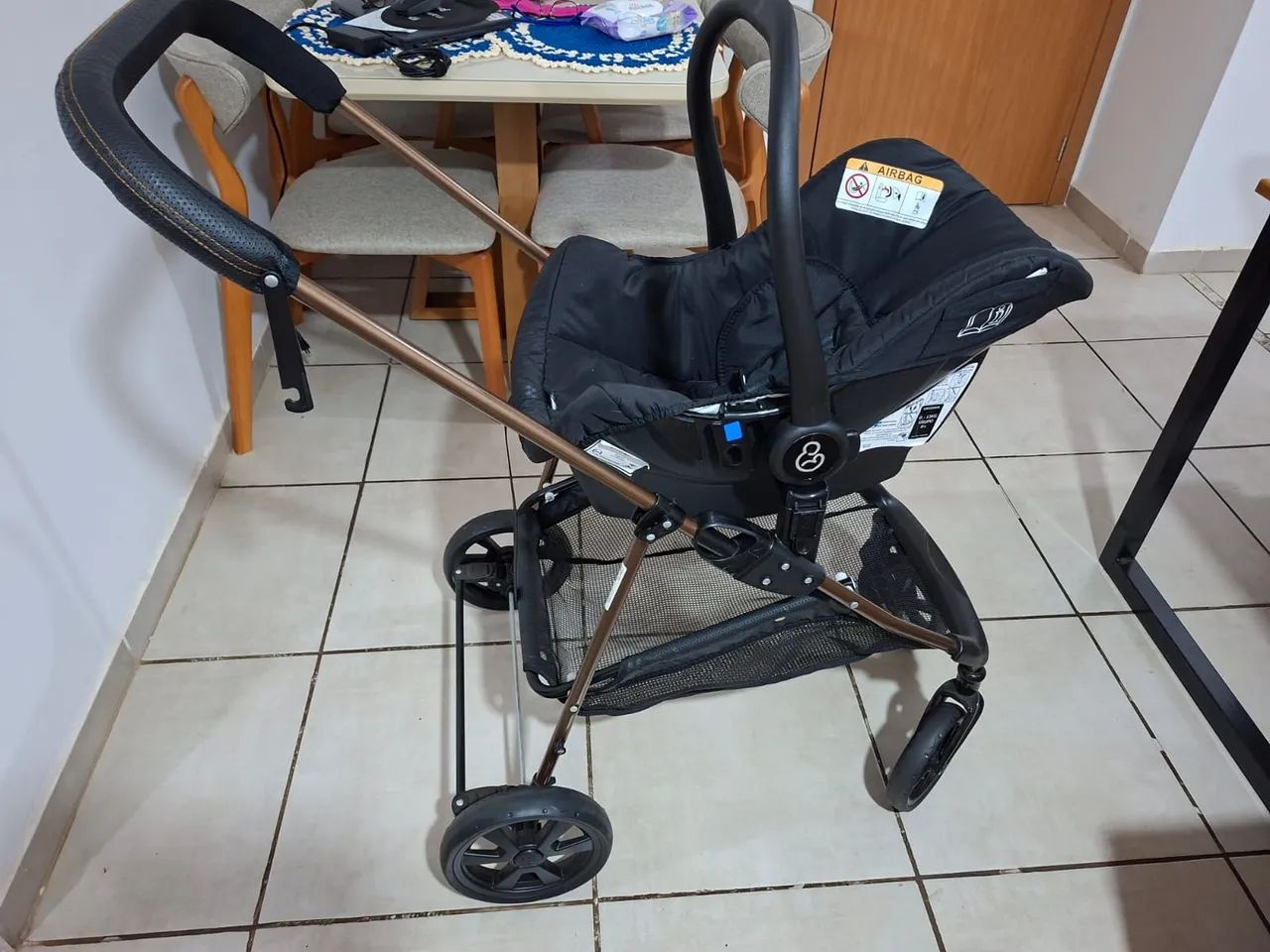 Vendo Carrinho de Bebê com Bebê Conforto - Foto 2