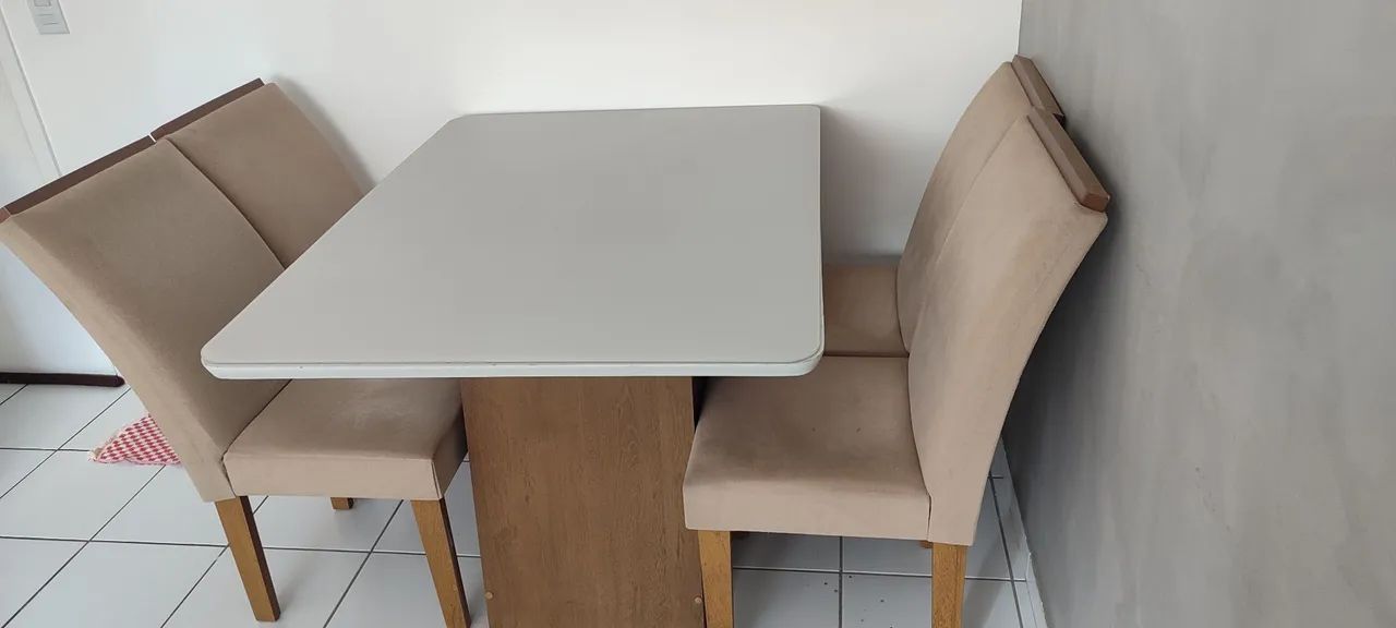 Mesa com tampa de vidro 