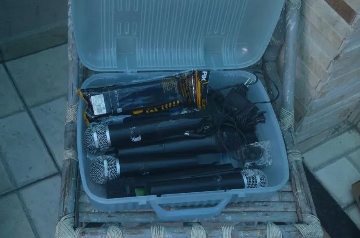 sistema de microfones sem fio duplos com receptor UHF