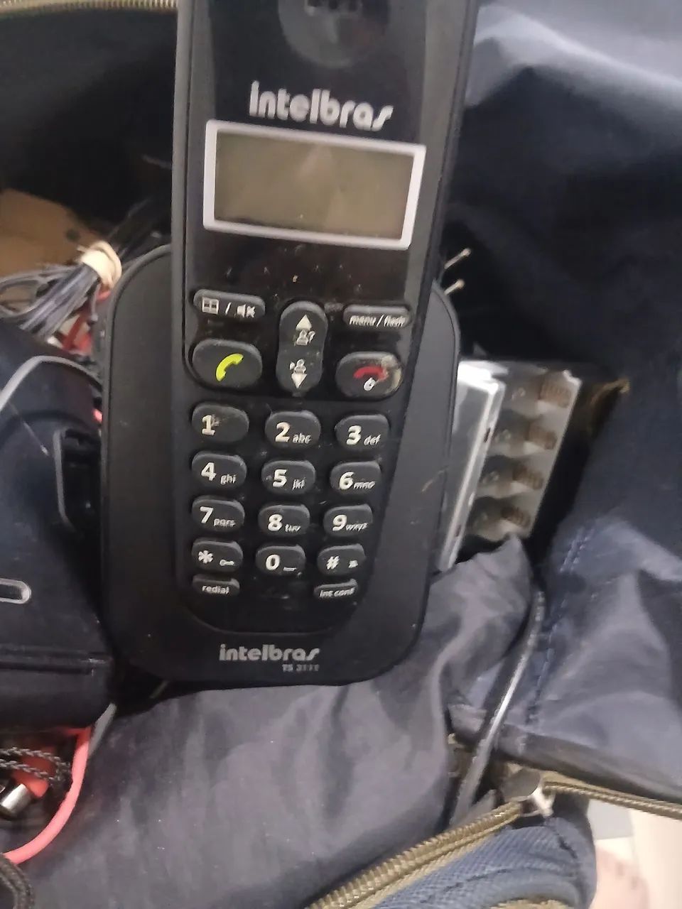 Caixa com vários cabos e telefone - Foto 2