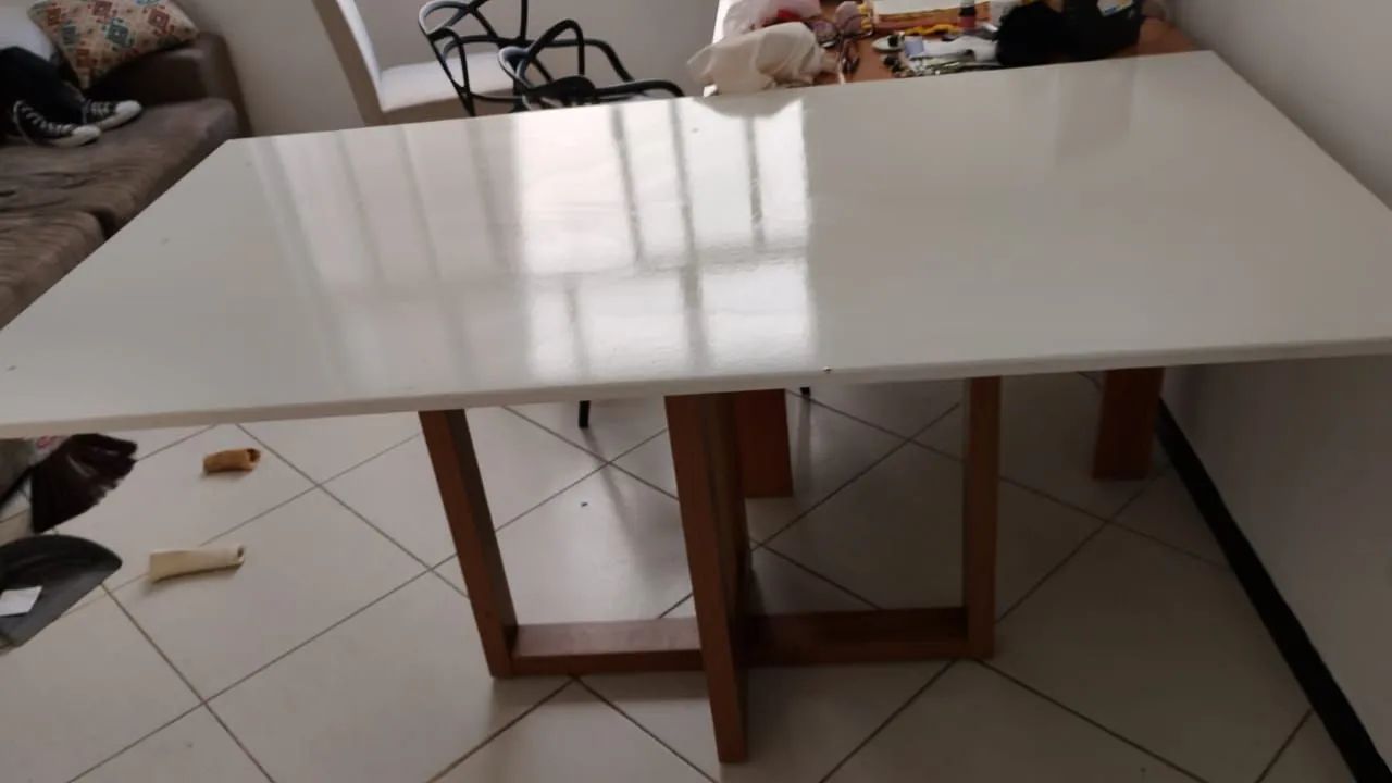 Mesa com 6 cadeiras - retirar no barbalho 