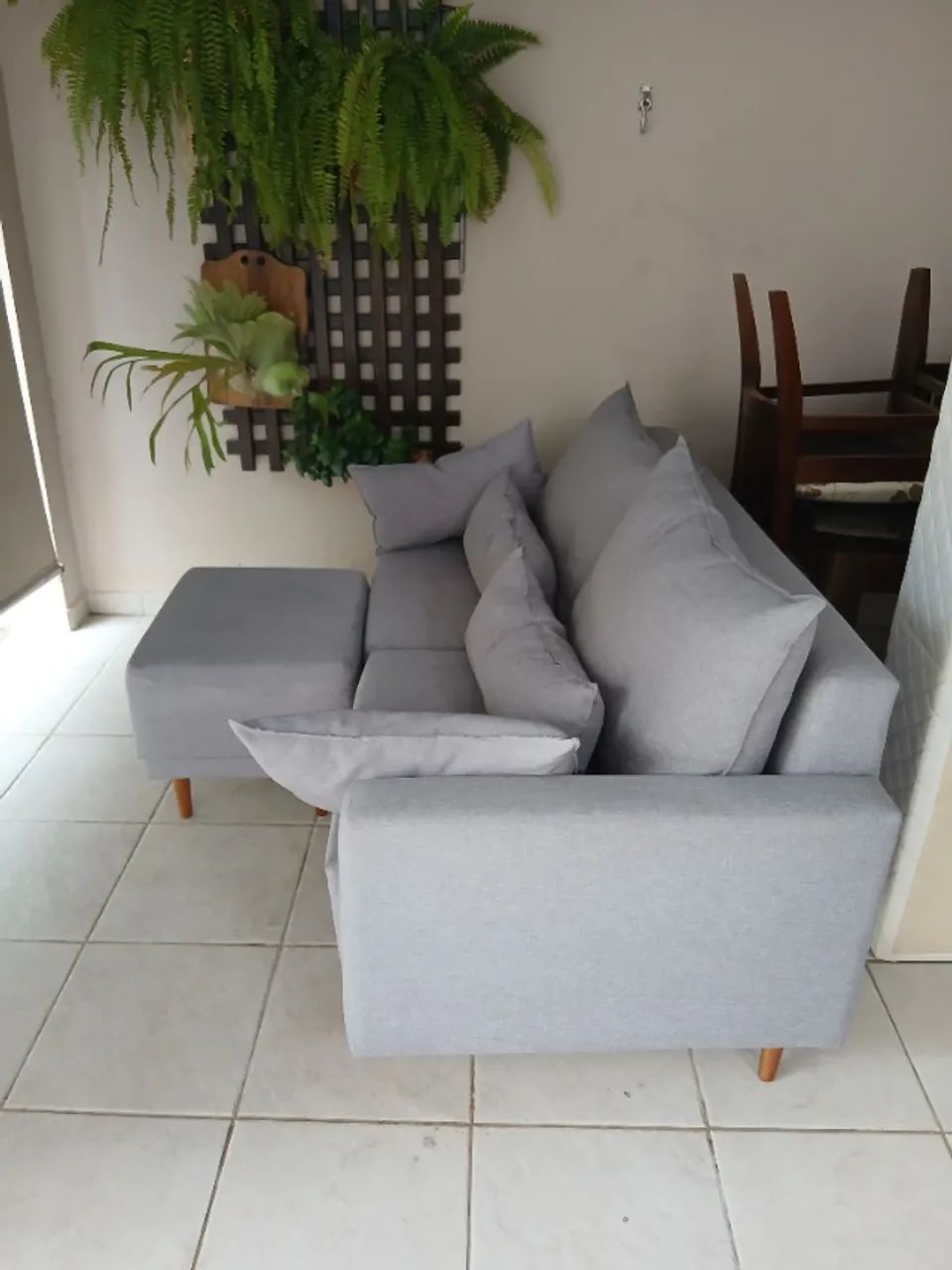 Sofá de 3 lugares com puff 