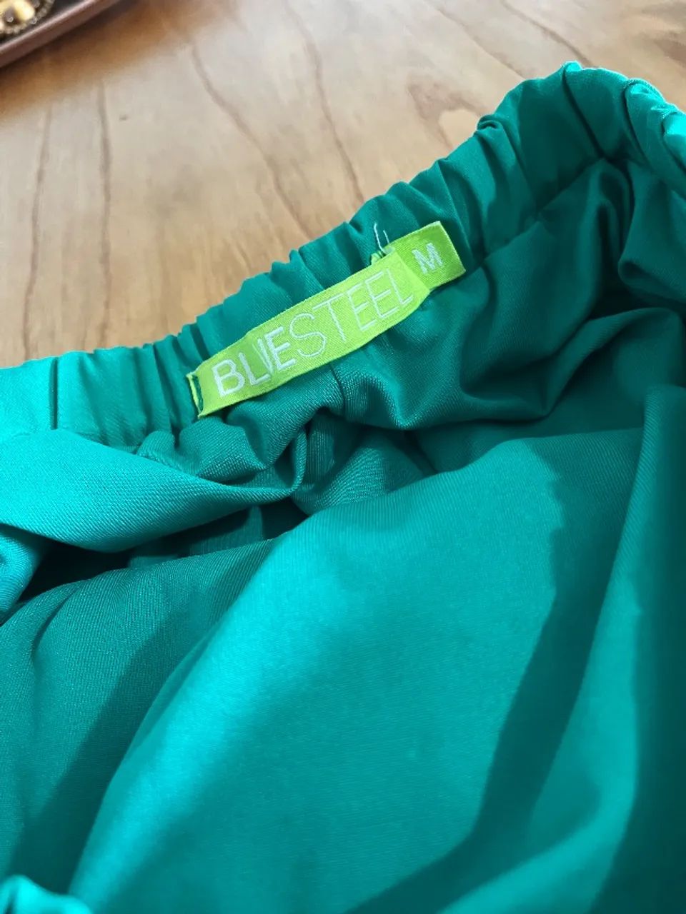 saia midi plissada verde esmeralda | chic e sofisticada - Foto 4