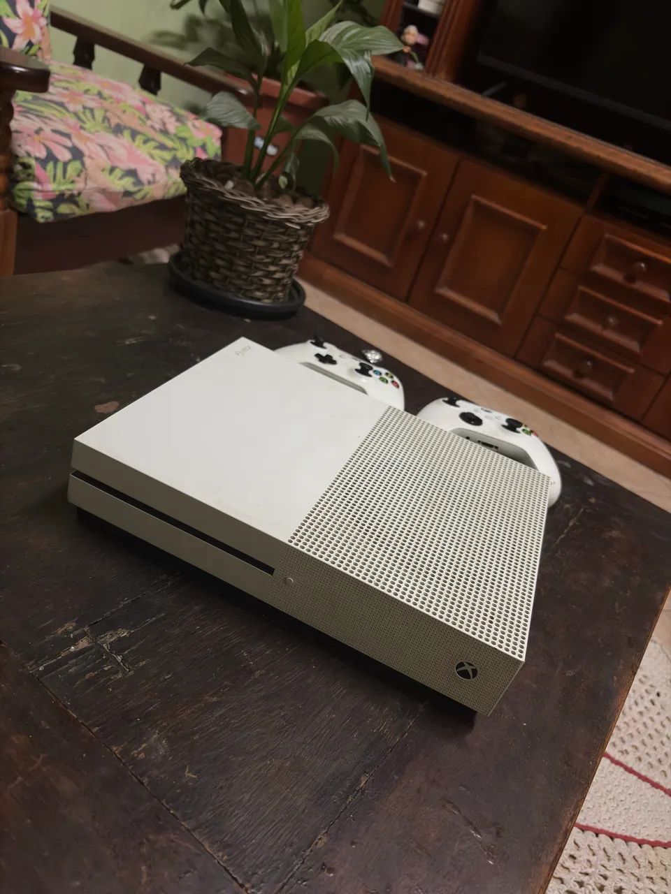 Xbox One S 1TB Cabos E Controles Originais + Jogos - Foto 4