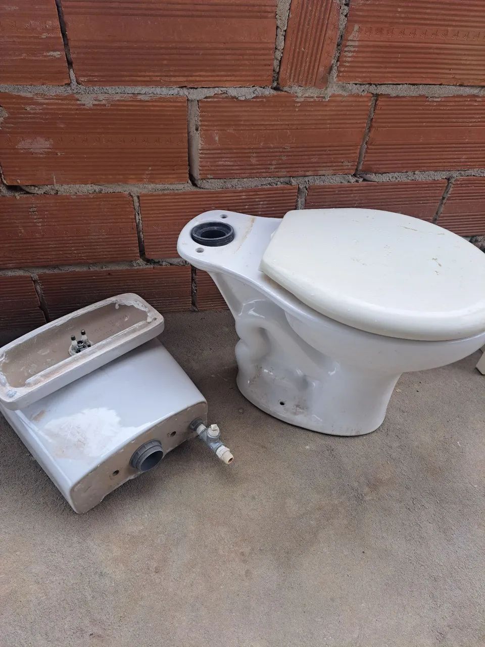 Close-coupled toilet