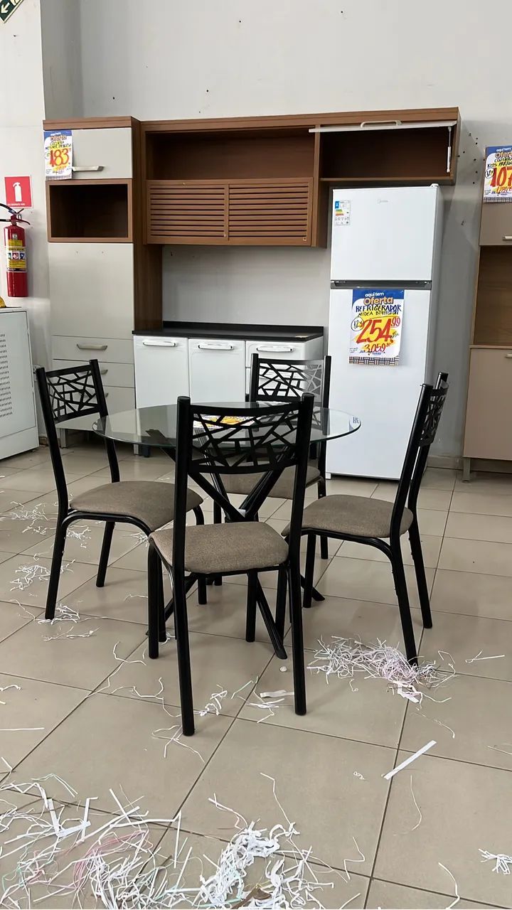 Mesa pequena + 4 cadeiras 