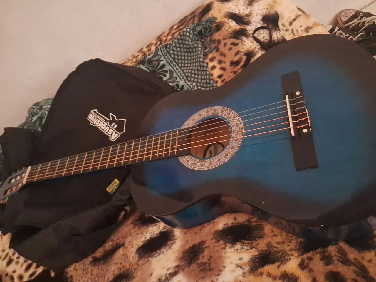 Violão com case, preço negociável. - Foto 4