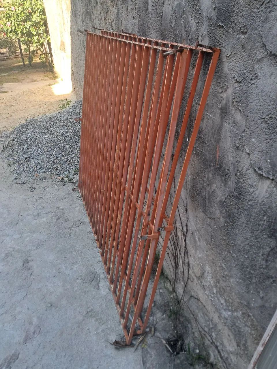 Conjunto de Janela Basculante e Grades de Ferro - Foto 2