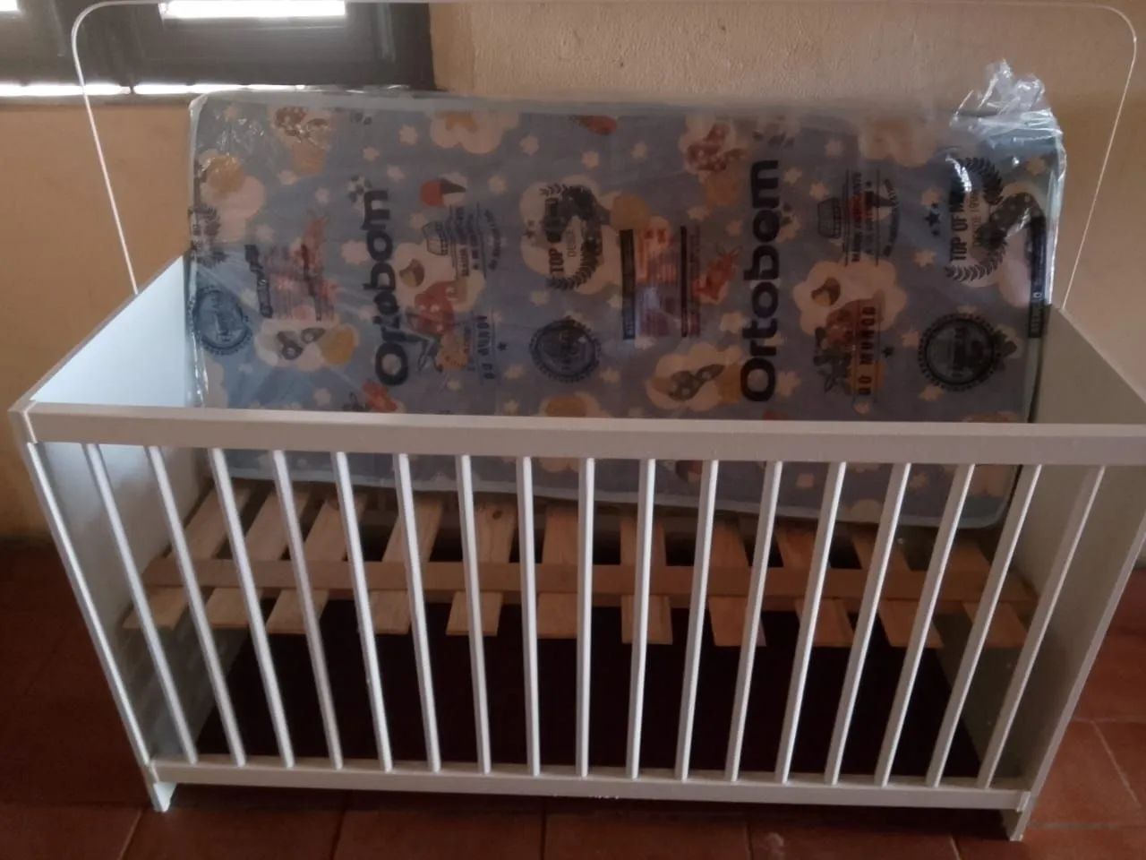 Berço Branco com Colchão Incluso.