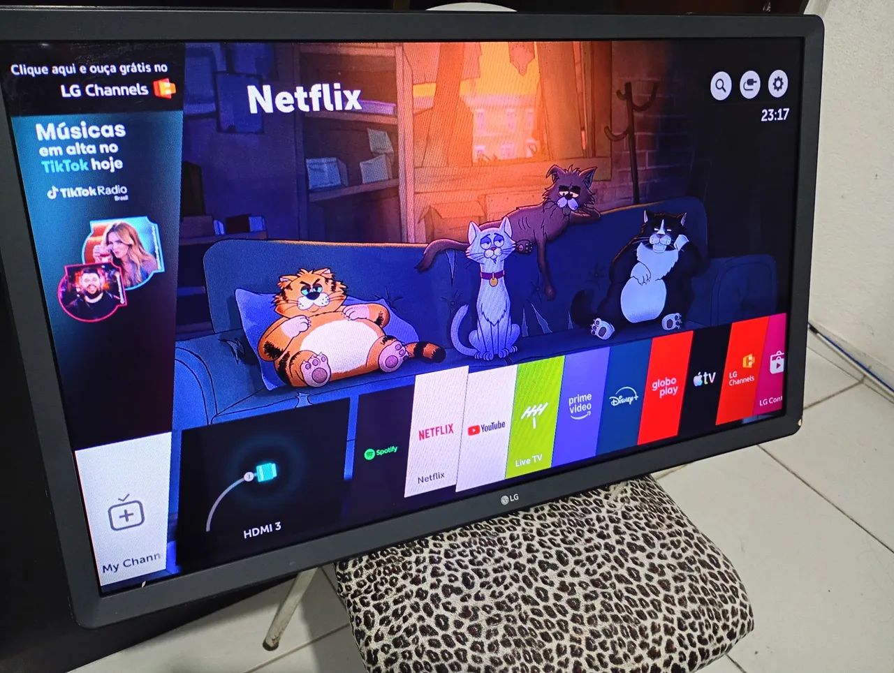 Vendo uma TV smart 32 polegadas com wi-fi Netflix YouTube Disney HBO  - Foto 4